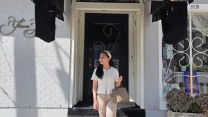 Bertemu Yvonne LaFleur membuat Prilly Latuconsina serasa menjadi seorang putri bertemu ibu peri. Feeling like a princess, with @yvonnelafleur_ as my fairy godmother, tulis Prilly. Foto: dok. Instagram Prilly Latuconsina