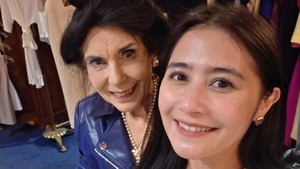 Yang membuatku terharu, bukan hanya karena akhirnya aku bisa berbelanja di sana, tapi juga karena aku berkesempatan di-styling langsung oleh Yvonne sendiri! ungkapnya sambil memajang selfie bersama Yvonne. Foto: dok. Instagram Prilly Latuconsina