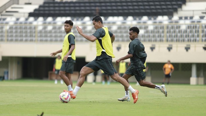 Suasana latihan PSS Sleman di Stadion Maguwoharjo, Sleman, Minggu (14/7/2025).