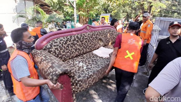 PT KAI Daop 4 Semarang menertibkan bangunan di wilayah Gergaji, Semarang Selatan, Kamis (17/7/2025).