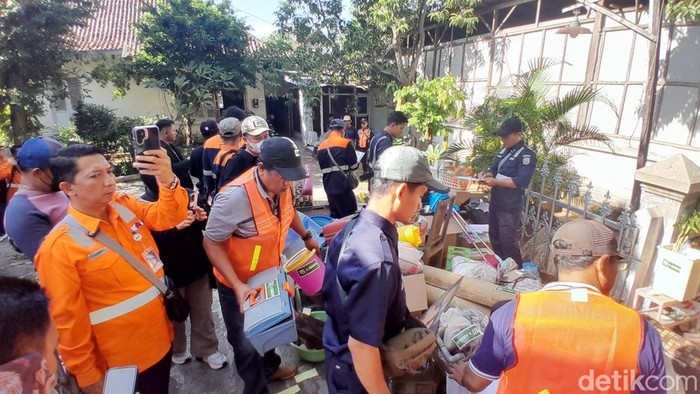 PT KAI Daop 4 Semarang menertibkan bangunan di wilayah Gergaji, Semarang Selatan, Kamis (17/7/2025).