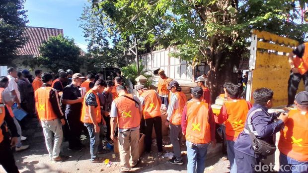 PT KAI Daop 4 Semarang menertibkan bangunan di wilayah Gergaji, Semarang Selatan, Kamis (17/7/2025).