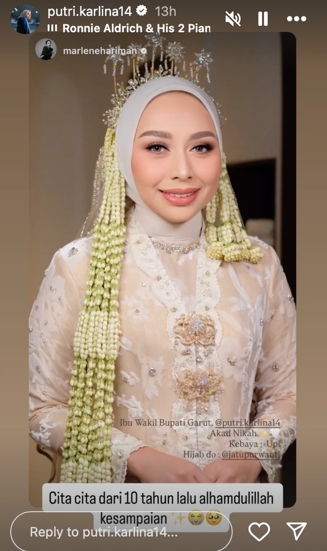 Riasan wajah dibuat flawless dengan dominasi warna soft pink dan peach yang membuat wajah terlihat segar dan bercahaya. Diketahui untuk riasan wajahnya tersebut Putri mempercayakan pada MUA Marlene Hariman. Foto: Instagram/@putri.karlina14