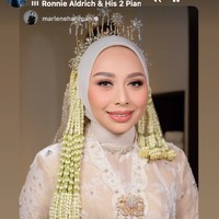 Riasan wajah dibuat flawless dengan dominasi warna soft pink dan peach yang membuat wajah terlihat segar dan bercahaya. Diketahui untuk riasan wajahnya tersebut Putri mempercayakan pada MUA Marlene Hariman. Foto: Instagram/@putri.karlina14