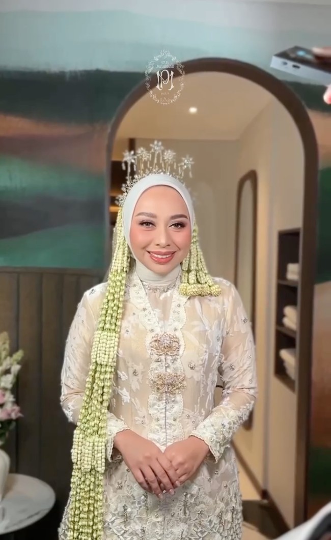 Luthfianisa Putri Karlina sendiri diketahui merupakan Wakil Bupati Garut. Meski terpaut usia 6 tahun, dimana Putri lahir pada tahun 1993 sementara Maulana pada 1999, namun keduanya tetap mantap meneruskan hubungan hingga ke jenjang pernikahan. Foto: Instagram/@putri.karlina14
