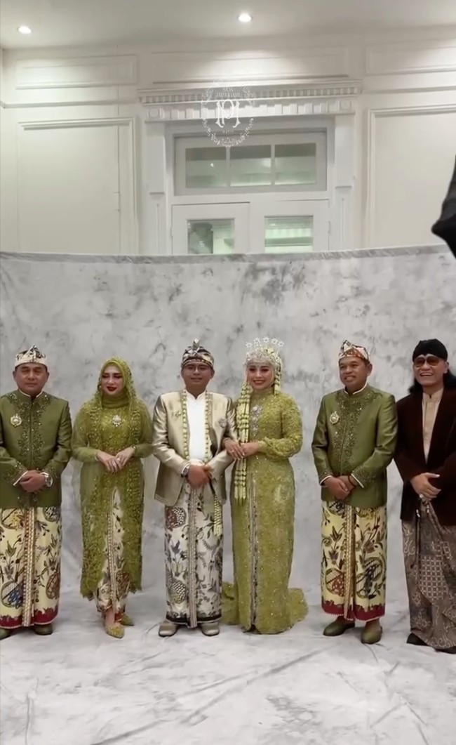 Sementara Putri tampil dengan kebaya modern bernuansa hijau keemasan. Kebaya tersebut kian mewah dan elegan dengan detail payet serta bordir. Putri juga melengkapi penampilannya dengan siger Sunda di kepalanya. Foto: Instagram/@putri.karlina14