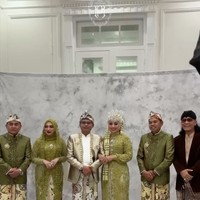 Sementara Putri tampil dengan kebaya modern bernuansa hijau keemasan. Kebaya tersebut kian mewah dan elegan dengan detail payet serta bordir. Putri juga melengkapi penampilannya dengan siger Sunda di kepalanya. Foto: Instagram/@putri.karlina14