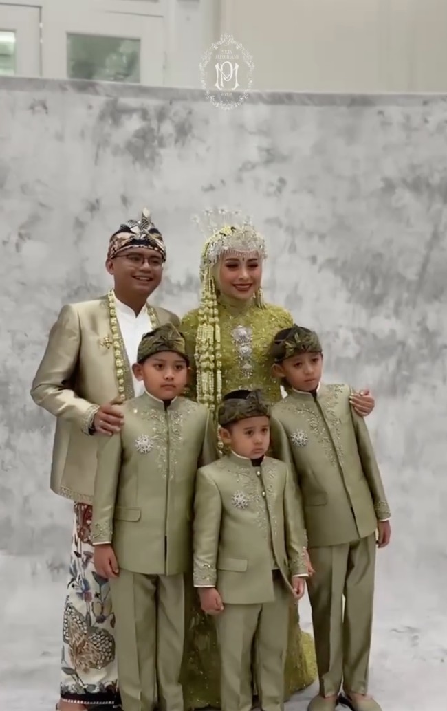 Berbeda dengan Maulana yang sebelumnya masih berstatus bujangan, Putri diketahui sudah pernah menikah dan memiliki 3 orang putra. Turut hadir dan berfoto bersama di acara pernikahan, ketiga putranya itu juga kompak kenakan beskap berwarna senada. Foto: Instagram/@putri.karlina14