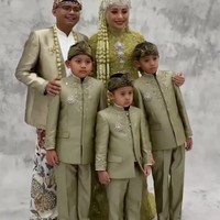 Berbeda dengan Maulana yang sebelumnya masih berstatus bujangan, Putri diketahui sudah pernah menikah dan memiliki 3 orang putra. Turut hadir dan berfoto bersama di acara pernikahan, ketiga putranya itu juga kompak kenakan beskap berwarna senada. Foto: Instagram/@putri.karlina14