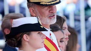 Yang bikin haru, di acara ini Raja Felipe secara langsung memberikan Grand Cross of Naval Merit ke Leonor, gelar kehormatan yang penting banget di militer laut Spanyol. Ini pertama kalinya mereka difoto bareng lengkap sejak bulan Oktober tahun lalu, pasca ajang Princess of Asturias Awards. Mereka harus LDR berbulan-bulan sampai akhirnya sang Ratu bisa ketemu lagi dengan Leonor. Foto: Getty Images/Carlos Alvarez