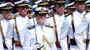 Di sela-sela upacara, Leonor juga sempat menyampaikan refleksi singkat tentang perjalanannya di dunia militer laut. Ia juga menambahkan betapa bersyukurnya bisa mendapat pelatihan yang solid dari para komandan dan dosen, serta kru kapal yang ia tempati. Foto: Getty Images/Carlos Alvarez