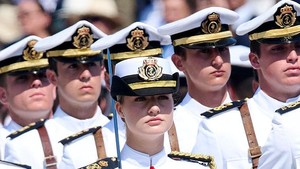 Keluarga Kerajaan Spanyol hadir dalam upacara resmi penyerahan sumpah setia dan penghargaan Royal Orders buat para perwira baru di Akademi Angkatan Laut Marin, tempat di mana Leonor memulai pelatihan militernya sejak Agustus tahun lalu. Foto: Getty Images/Carlos Alvarez