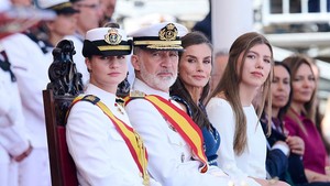 Keluarga kerajaan Spanyol tampil lengkap! Momen manis ini terjadi hari Rabu, 16 Juli 2025 di Marin, saat Putri Leonor bertemu lagi dengan kedua orang tuanya, Raja Felipe dan Ratu Letizia, serta adik perempuannya, Infanta Sofia. Foto: Getty Images/Carlos Alvarez