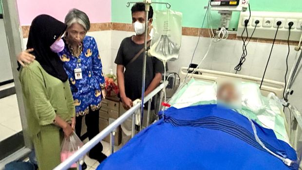 Kepala Dinas Kesehatan Provinsi Jateng, Yunita Dyah Suminar, saat menjenguk Rafa di RSUP Dr Kariadi.