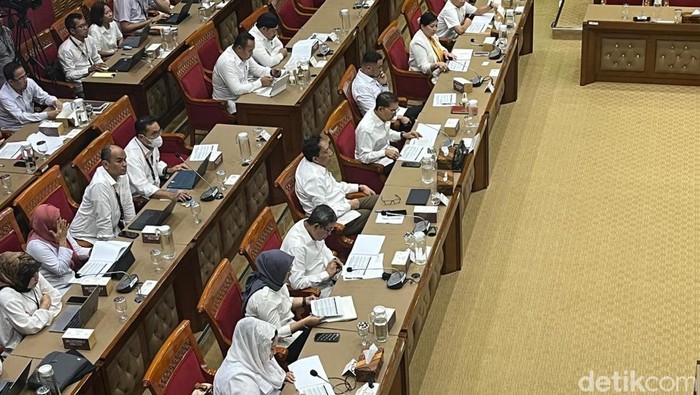 Anggota Komisi X DPR RI Fraksi Gerindra Melly Goeslaw saling berbalas nyanyi dengan Wamenbud Giring Ganesha dalam Rapat Kerja Komisi X DPR, Kamis (17/7/2025).