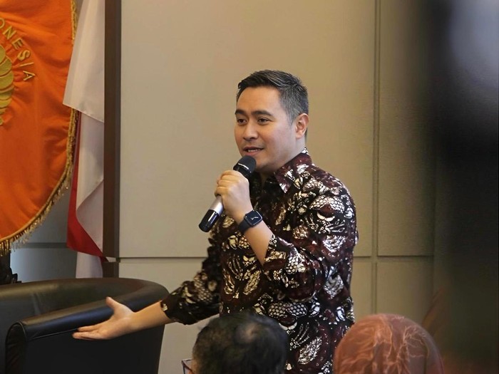 Dr. dr. Ray Wagiu Basrowi, MKK, FRSPH adalah Pendiri Health Collaborative Center (HCC) dan Direktur Eksekutif Indonesia Health Development Center (IHDC)