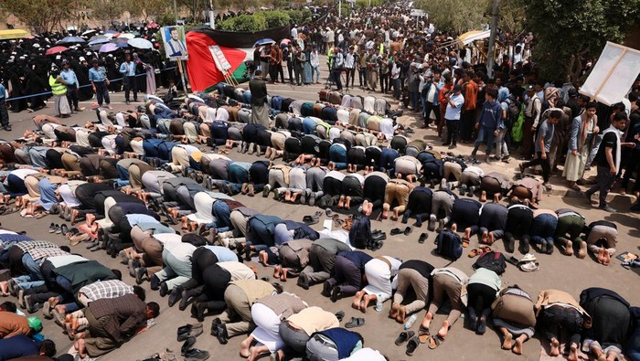 Salat Minta Hujan di Yaman Dijaga Ketat Aparat A bodyguard stands as students and professors perform the Istisqa prayer, a special prayer in Islam performed to ask Allah for rain during times of drought, at Sanaa University, in Sanaa, Yemen July 16, 2025. REUTERS/Khaled Abdullah