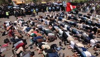 Doa Istisqa dilakukan secara serentak oleh warga di berbagai wilayah negara, mengikuti tradisi Islam untuk memohon hujan ketika kekeringan melanda. (REUTERS/Khaled Abdullah)  