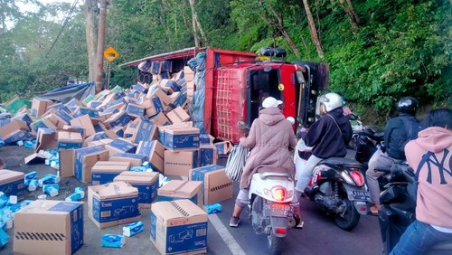Sebuah truk terguling di Jalan Singaraja-Denpasar wilayah Desa Wanagiri, Kecamatan Sukasada, Buleleng, Bali Kamis (17/7/2025).
