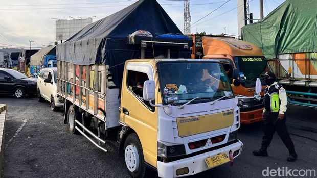 Sejumlah truk yang terjebak kemacetan panjang di jalur Situbondo-Banyuwangi menuju Pelabuhan Ketapang, Banyuwangi.