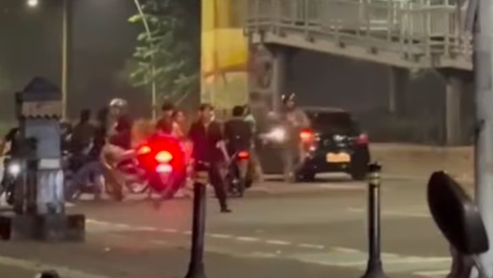 Sekelompok orang terlibat tawuran di Rawasari, Cempaka Putih, Jakarta Pusat. Para pelaku juga diduga menjarah sebuah toko kelontong di lokasi tersebut. (Dok Ist)