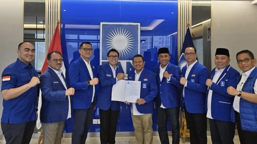 Sekjen DPP PAN Eko Patrio menyerahkan SK kepengurusan DPW PAN NTB periode 2025-2025 kepada Ketua DPW PAN NTB, Lalu Ahmad Zaini, pada Rabu (16/7/2025).