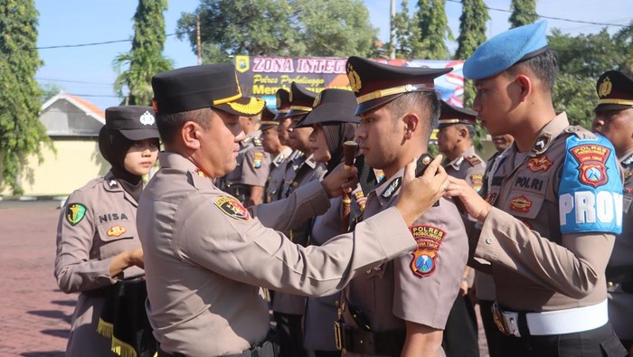 Kapolres AKBP M. Wahyudin Latif memimpin upacara sertijab di lapangan Mapolres Probolinggo