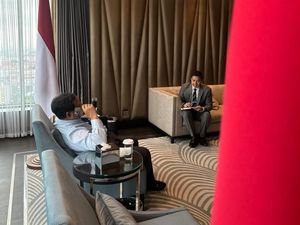 Seskab Teddy Ungkap Momen 17 Menit Prabowo Telepon Trump Nego Tarif Impor AS