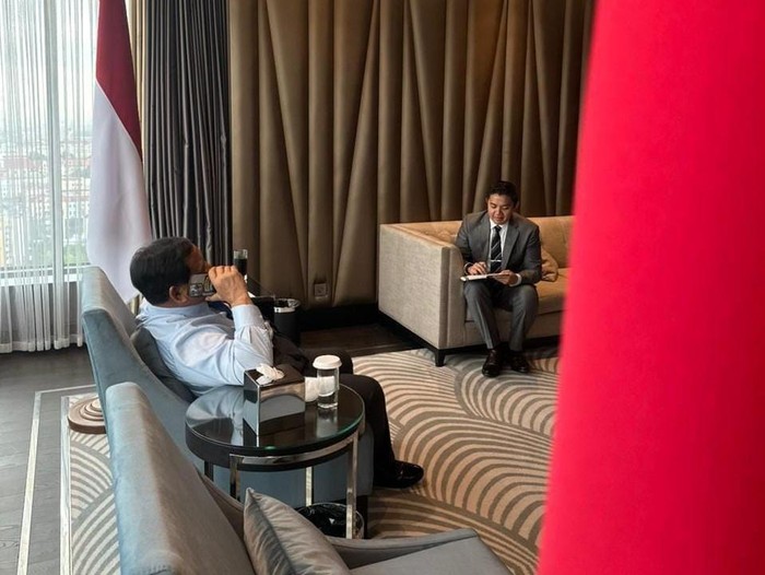 Seskab Teddy Indra Wijaya mengungkap momen Presiden Prabowo Subianto menelepon Presiden AS Donald Trump untuk negosiasi tarif dagang. (dok Istimewa)