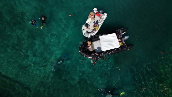 Situs Arkeologi Danau Ohrid Ungkap Kehidupan 8.000 Tahun Lalu A drone view shows archaeologists diving in the lake of Ohrid to uncover objects, in the village of Lin, Albania, July 11, 2025. REUTERS/Fatos Bytyci