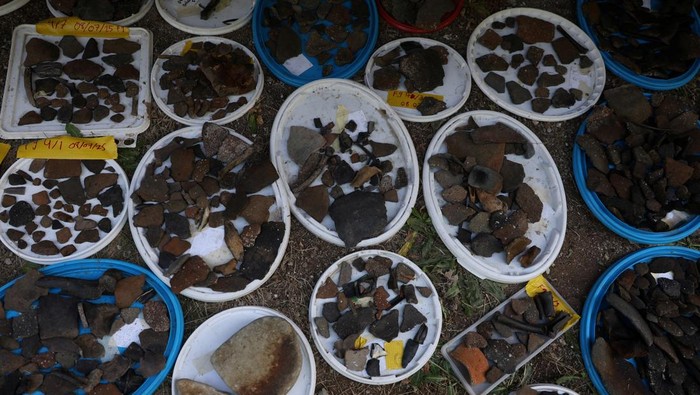 Situs Arkeologi Danau Ohrid Ungkap Kehidupan 8.000 Tahun Lalu Ceramics, animal bones, and other objects are put to dry after being excavated from the waters of Ohrid lake in the village of Lin, Albania, July 11, 2025. REUTERS/Fatos Bytyci