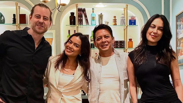 Bogdan Vlase, Eva Celia, Ariel NOAH, dan Sophia Latjuba foto bersama.