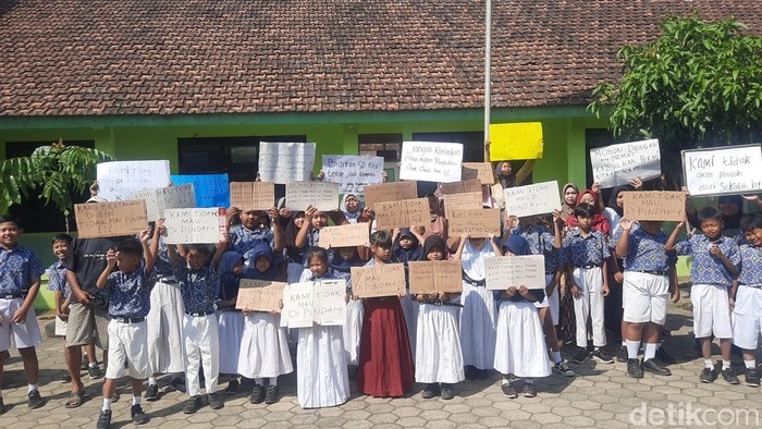 Suasana orang tua wali murid menggelar protes penolakan regrouping di SDN Tayu Kulon 01, Pati, Kamis (17/7/2025).