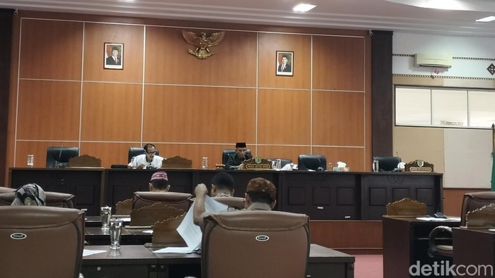 Suasana rapat paripurna penyampaian laporan komisi DPRD terhadap Pengantar Nota Keuangan atas Rancangan Perubahan APBD Manggarai Barat Tahun Anggaran 2025, Kamis (17/7/2025). (Foto: Ambrosius Ardin/detikBali)