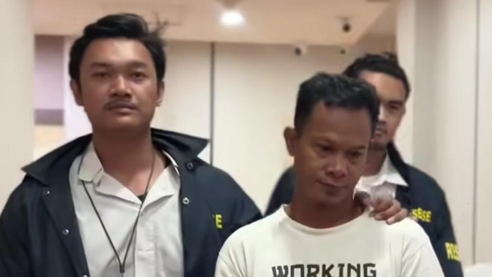 Subdit Jatanras Ditreskrimum Polda Metro Jaya menangkap pria berinisial AS yang mabuk dan mengamuk di sebuah toko jamu di kawasan Pamulang, Tangerang Selatan (Tangsel)