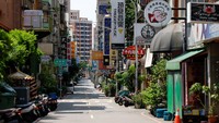 Suasana jalanan kosong di Hsinchu, Taiwan, saat latihan serangan udara tahunan berlangsung, Rabu (17/7/2025). Latihan tahunan pertahanan udara di Taiwan menyulap Hsinchu jadi kota sunyi sesaat. REUTERS/Ann Wang
