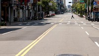 Warga diminta mengungsi ke tempat aman saat simulasi alarm serangan udara dibunyikan di Hsinchu. REUTERS/Ann Wang