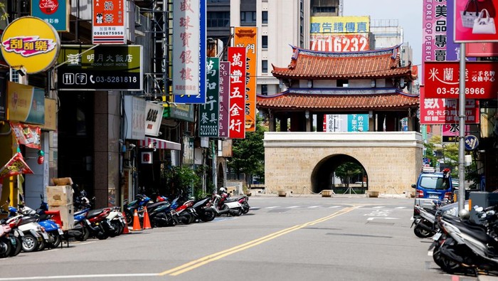 Taiwan Gelar Simulasi Serangan Udara, Jalanan Hsinchu Kosong Hsinchu di Taiwan mendadak hening saat latihan serangan udara tahunan digelar pada Rabu (17/7). Hal ini bagian dari simulasi pertahanan nasional.