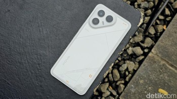 Tecno Pova 7 Ultra 5G yang dapat memainkan PUBG: Mobile dan Honor of Kings dengan frame rate 120fps. Untuk menjaga ponsel tetap dingin, Tecno menyematkan sistem pendingin 12 lapis dengan vapor chamber seluas 5.300mm² yang diklaim dapat menurunkan temperatur hingga 3 derajat Celsius. Foto: Adi Fida Rahman/detikINET