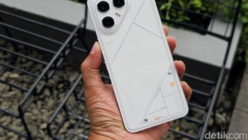 Tecno Pova 7 Ultra 5G ditenagai chipset MediaTek Dimensity 8350 Ultimate. Chipset tersebut dipasangkan dengan RAM LPDDR5X 12GB yang dapat diperluas hingga 24GB dan memori internal UFS 4.0 berkapasitas 256GB. Foto: Adi Fida Rahman/detikINET