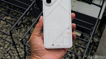 Tecno Pova 7 Ultra 5G warna Deek White. Foto: Adi Fida Rahman/detikINET