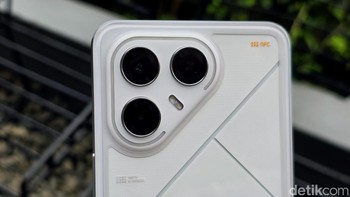 Ponsel ini dibekali kamera belakang yang terdiri dari kamera utama 108 MP yang mendukung lossless zoom 3x dan kamera ultrawide 8 MP. Di bagian depan tersedia kamera 13 MP untuk mengambil selfie. Foto: Adi Fida Rahman/detikINET