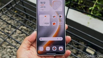 Display AMOLED berukuran 6,67 inch dengan resolusi 1,5K (2800 x 1260 pixel). Layar ini memiliki refresh rate 144Hz dengan touch sampling rate 2160Hz yang membuatnya ideal untuk main game mobile. Layar Tecno Pova 7 Ultra 5G memiliki rasio screen-to-body sebesar 93,8% dan dihiasi punch hole tempat kamera depan. Tingkat kecerahan layarnya mencapai 4.500 nits. Foto: Adi Fida Rahman/detikINET