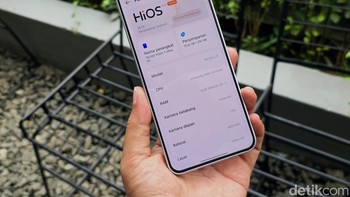 Pova 7 Ultra 5G sudah menjalankan HiOS 15 berbasis Android 15. Sistem operasi ini sudah dilengkapi serangkaian fitur AI, termasuk asisten pintar Ella yang dapat membuat jadwal, menulis ulang teks, merangkum isi web, dan menyelesaikan soal matematika. Fitur AI lainnya yang tersedia mencakup AI Call Noise Cancellation, AI Call Translation, AI Call Summary, AI Writing, dan Circle to Search. Untuk mengedit foto bisa memanfaatkan fitur AI Eraser 2.0, AI Image Extender, AIGC Portrait 2.0. Foto: Adi Fida Rahman/detikINET