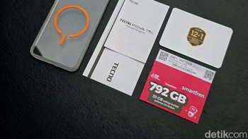 Tecno memberikan case magsafa, buku petunjuk dan garansi, serta kartu perdana smartfren. Foto: Adi Fida Rahman/detikINET