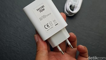 Dalam kotak penjualan diberikan adaptor charger 70W. Foto: Adi Fida Rahman/detikINET