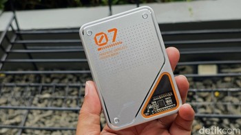 Dalam paket penjualannya diberikan powerbank wireless magnetic berkapasitas 5.000 mAh. Foto: Adi Fida Rahman/detikINET