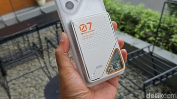 Saat powerbank wireless ditempelkan pada Pova 7 Ultra 5G begitu serasi tampilannya. Foto: Adi Fida Rahman/detikINET