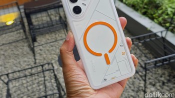 Saat Poca 7 Ultra 5G dipasangi case magsafe. Foto: Adi Fida Rahman/detikINET