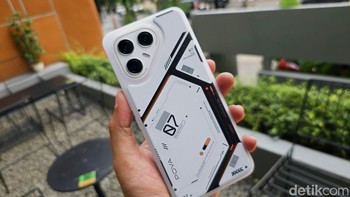 Pengguna cukup menempelkan saja ke bagian belakang casing. Foto: Adi Fida Rahman/detikINET